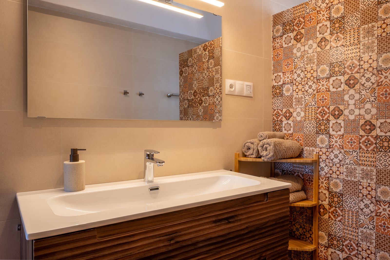Moderne badkamer met Andalusische tegelwand