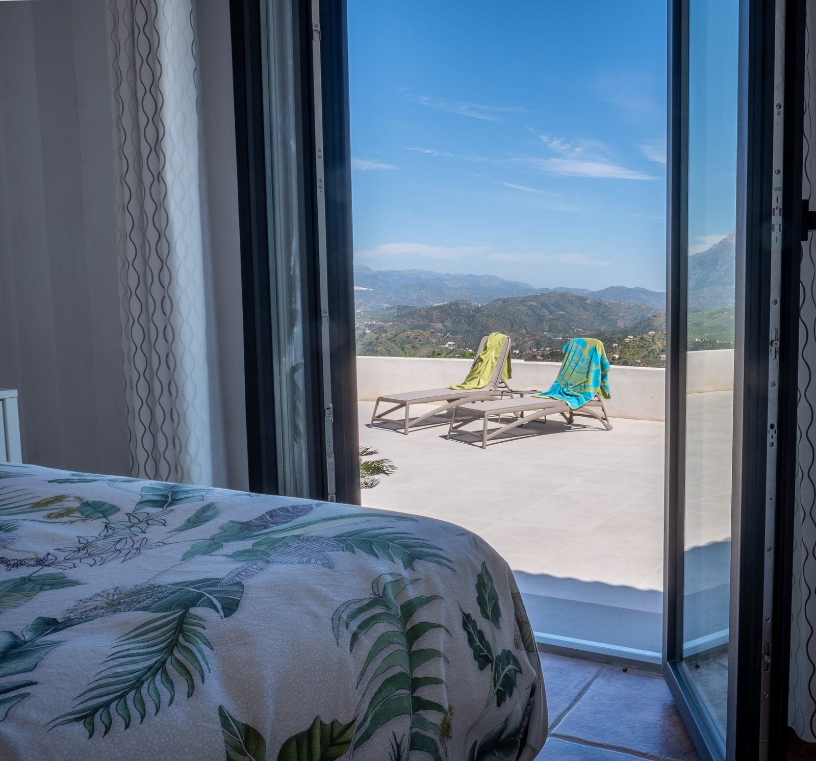 Vanuit de master bedroom direct het zonnige terras op