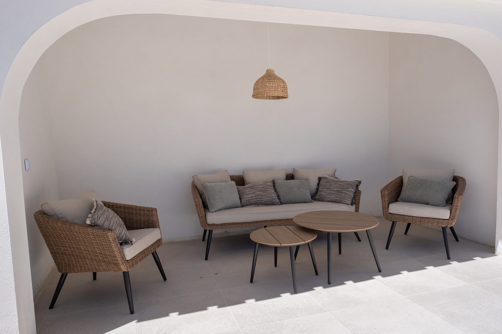 Overdekte patio met loungebank in een gewelfde nis